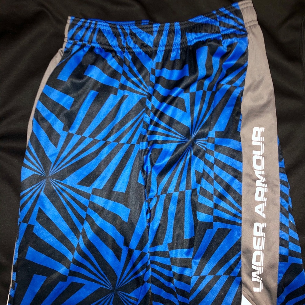 Under Armour boys XL shorts with pockets! Like new